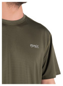 Vista de la textura lisa de la polera verde para hombre, adecuada para el día a día.