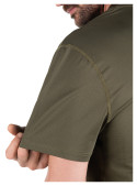 Polera verde elástica y suave para hombre, versátil y fácil de combinar.