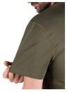 Polera verde elástica y suave para hombre, versátil y fácil de combinar.