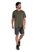 Polera verde de hombre en poliéster y spandex, diseño limpio y corte clásico.