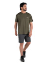Polera verde de hombre en poliéster y spandex, diseño limpio y corte clásico.