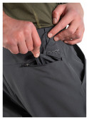 Acabado liso del short gris para hombre, ideal para días cálidos.