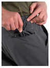 Acabado liso del short gris para hombre, ideal para días cálidos.