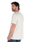 Versatilidad de la polera blanca para estilos urbanos.
