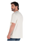 Versatilidad de la polera blanca para estilos urbanos.