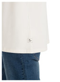 Textura de la polera blanca ideal para capas ligeras.