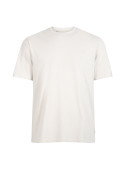 Corte clásico de polera blanca para looks relajados.