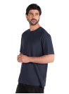 Prenda azul versátil de algodón, combinable con jeans y zapatillas.
