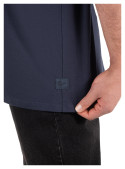 Polera masculina azul con terminaciones prolijas y estilo atemporal.