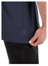 Polera masculina azul con terminaciones prolijas y estilo atemporal.