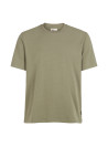 Polera verde de hombre, suave y ligera, ideal para combinar.