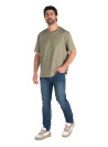 Polera verde casual de hombre en algodón con diseño esencial.