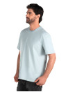 Polera celeste para hombre, estilo casual, combina con shorts y bototos para un look urbano.