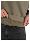 Elegante polerón verde para hombre, complemento ideal para un look casual.