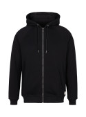 Prenda básica negra para hombre, ideal para combinar con jeans y zapatillas.
