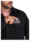 Textura suave de la chaqueta negra para hombre, ideal para salidas informales.