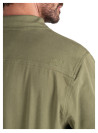 Chaqueta verde versátil para entretiempo, ideal con jeans o chinos.