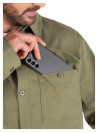 Chaqueta verde para hombre con acabado limpio y corte recto.