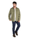 Chaqueta verde con bolsillos funcionales y costuras definidas.