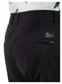 Diseño minimalista del short negro, versátil para combinar con diferentes prendas.