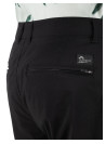 Diseño minimalista del short negro, versátil para combinar con diferentes prendas.