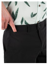 Textura del short negro, mezcla de viscosa, poliamida y spandex para movimiento libre.