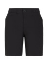 Detalle del short negro, ideal para climas cálidos y salidas urbanas.