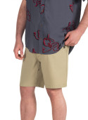 Corte del short beige, perfecto para climas templados y salidas urbanas.