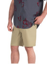 Corte del short beige, perfecto para climas templados y salidas urbanas.