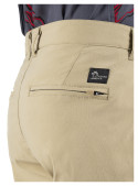 Diseño del short beige, ideal para un estilo relajado y combinable con diversas prendas.