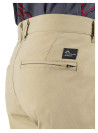 Diseño del short beige, ideal para un estilo relajado y combinable con diversas prendas.