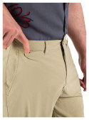 Vista cercana del tejido del short beige, mostrando su textura ligera y versátil.