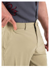 Vista cercana del tejido del short beige, mostrando su textura ligera y versátil.