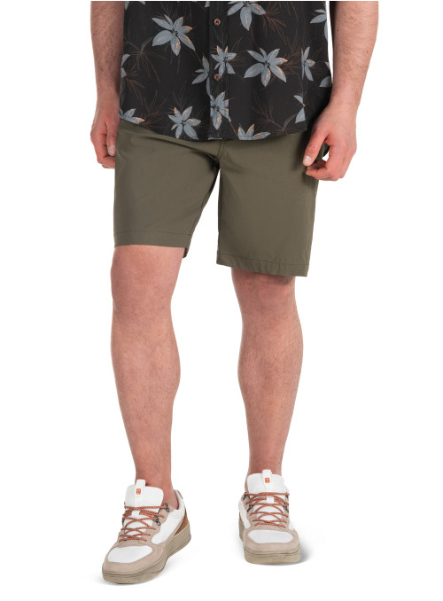 Short casual verde para hombre, confección suave y elástica.