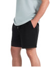 Short negro mostrando su confección en algodón y spandex.