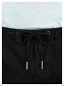 Cintura del short negro ajustable, resalta su calce cómodo.