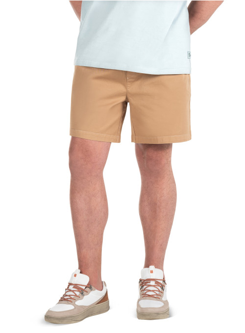 Short beige casual para hombre con corte recto a la rodilla y pretina con trabillas para cinturón.
