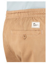 Short beige de algodón para hombre, diseño limpio y moderno, adecuado para estilos casuales y relajados.