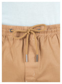 Short casual beige para hombre, cómodo y versátil, perfecto para combinar con polera o camisa de lino.