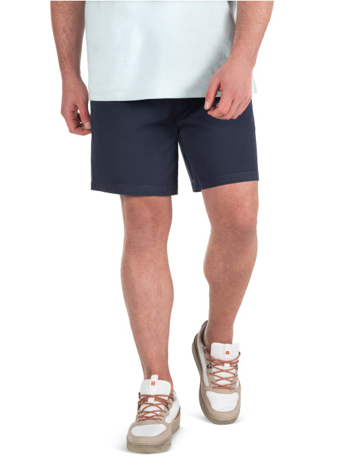 Short azul casual de hombre con pretina clásica y corte regular.