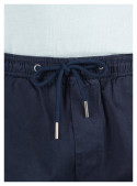 Short azul para hombre con acabado limpio y caída ligera.