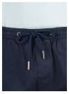 Short azul para hombre con acabado limpio y caída ligera.