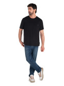 Diseño versátil de polera negra con dobladillo recto y costuras limpias para un look pulcro.