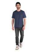 Detalle del tejido de algodón azul en polera casual masculina.