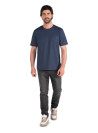 Detalle del tejido de algodón azul en polera casual masculina.