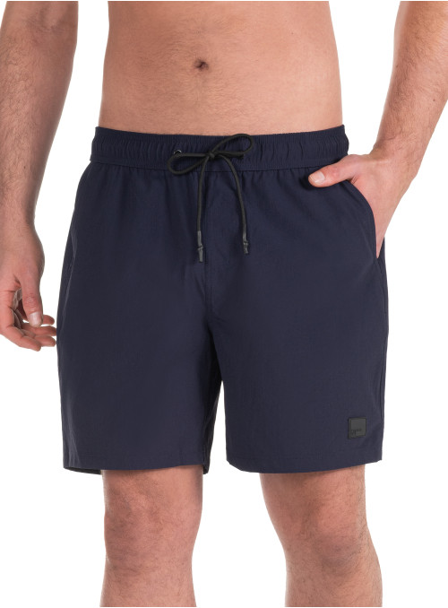 Traje azul de hombre en tejido ligero con acabado liso y caída limpia.