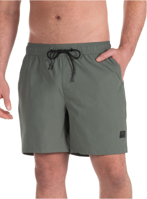 Traje verde casual para hombre en poliamida y elastano con diseño contemporáneo y funcionalidad.