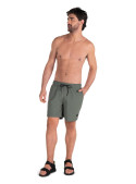 Confección suave y ligera del traje verde masculino, ideal para ocasiones casuales.