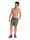 Confección suave y ligera del traje verde masculino, ideal para ocasiones casuales.