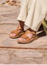 Sandalia camel para niña de estilo clásico con punta abierta y taco plano de 2 cm.